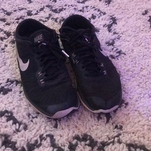 black nike shoes